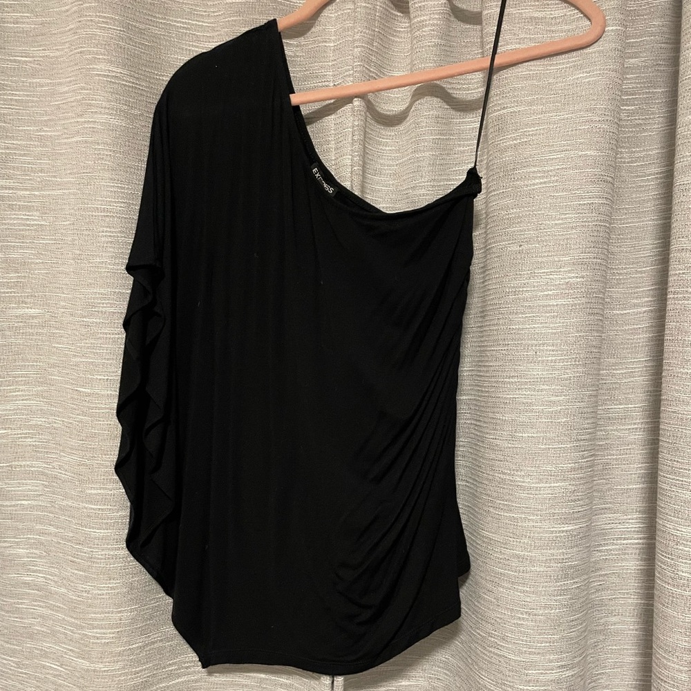 Express black, one sleeve top